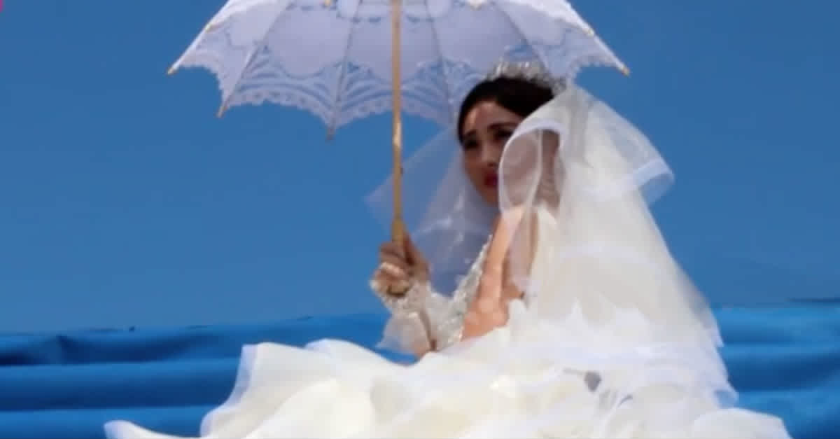 Woman Wears The Longest Wedding Dress In The World