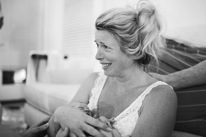 dad helps daughter during birth