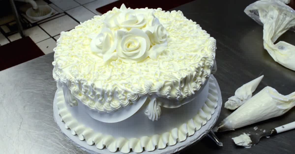 She Adds A Simple Curve To A White Cake But In Just Minutes This Is Incredible Littlethings Com
