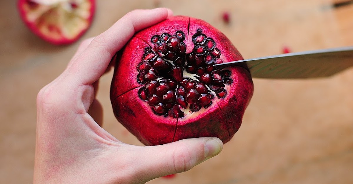 She Reveals The Only Way To Cut Open A Pomegranate Who Knew Littlethings Com