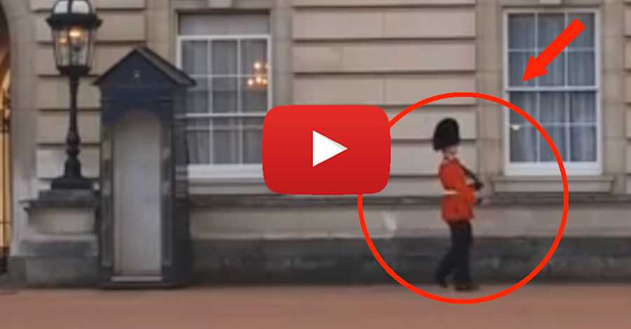 Buckingham Palace Guard Caught On Camera Making Visitors LAUGH! This