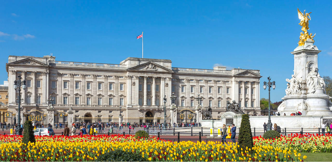 10 Things You Didn T Know Are Inside Buckingham Palace Littlethings Com