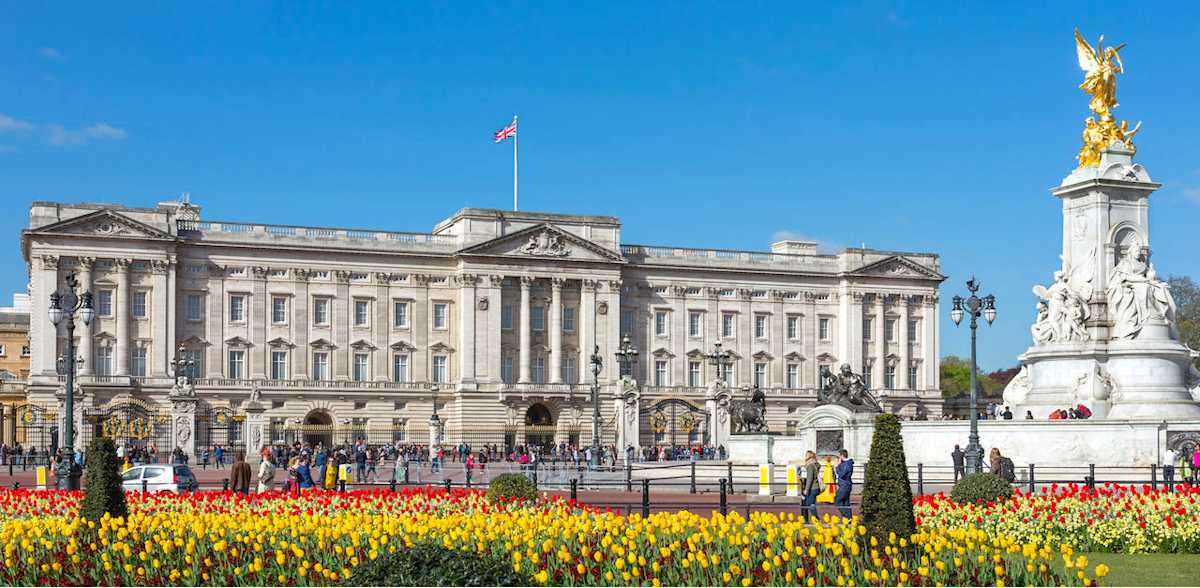 10 Things You Didn T Know Are Inside Buckingham Palace Littlethings Com