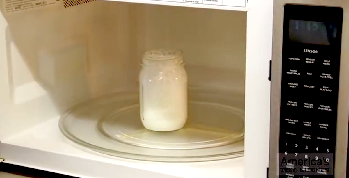 Можно ли греть стеклянную банку в микроволновке. Молоко в микроволновке. Разогрев молока в микроволновке. Перегрел молоко в микроволновке. Стакан молока в микроволновке.