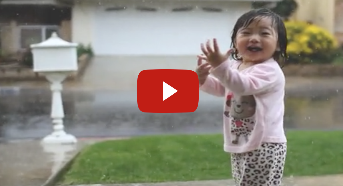 This Little Girl Is Discovering Rain For The First Time - Her Reaction ...