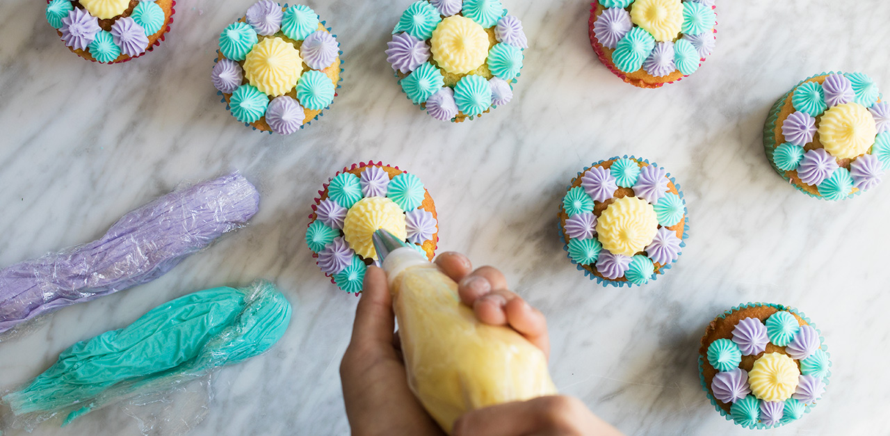 Icing Trick Uses Plastic Wrap To Frost Cakes Without Mess