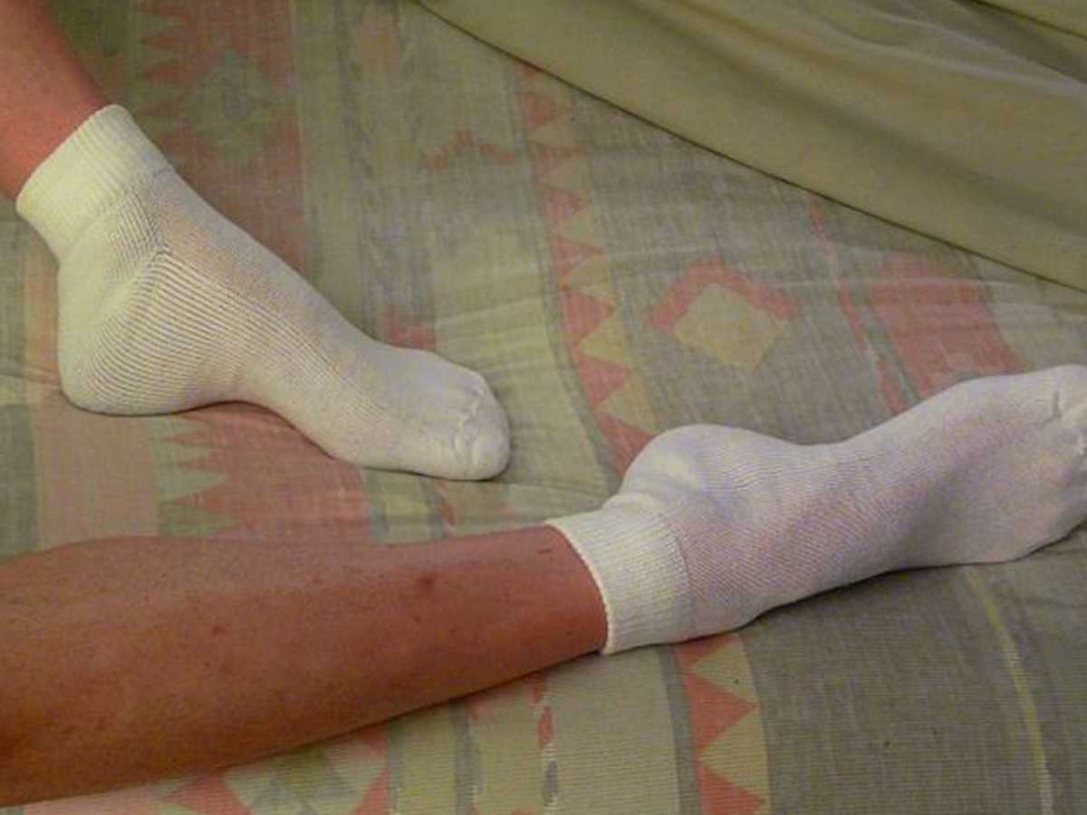 Можно спать в носках. Почему на операцию одевают носки.