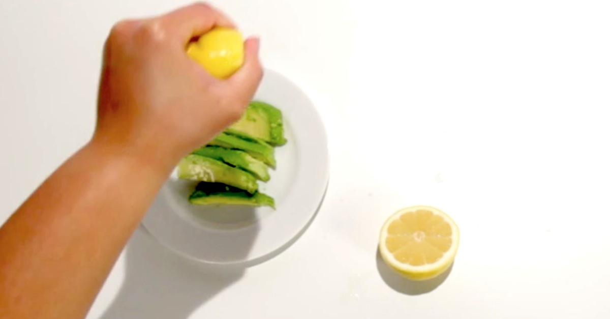 She Squeezes Lemon Juice On Avocado. The Reason? I Had No Idea