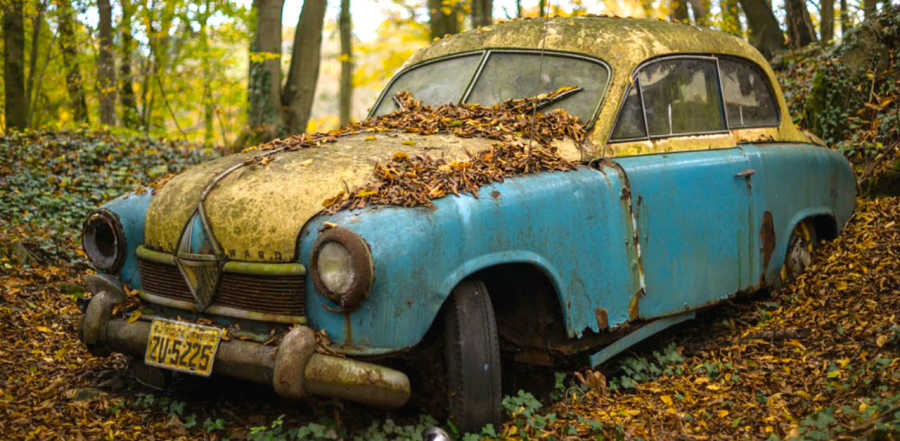 13 Photos Of Eerie Abandoned Cars