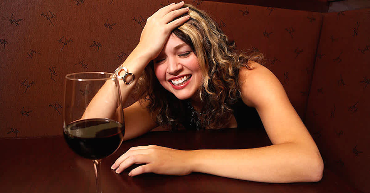 Фото пьяной девушки за столом