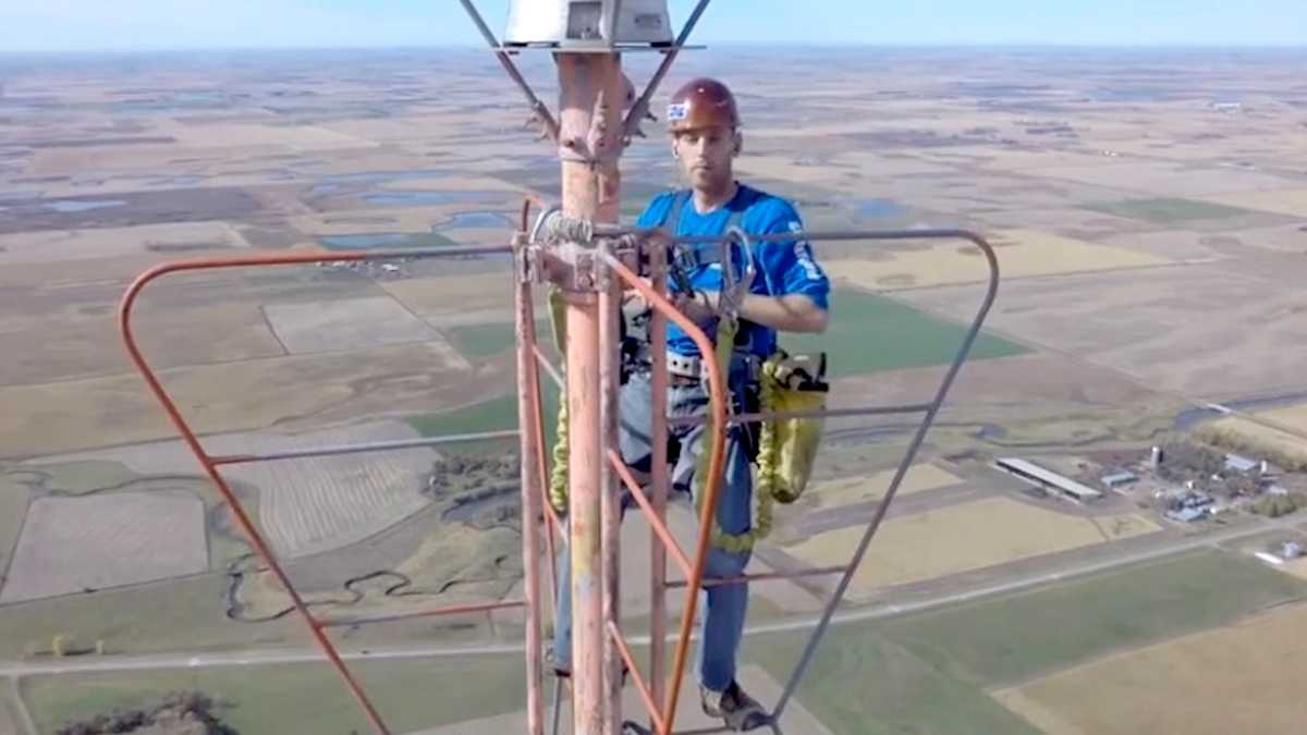 Bulb Changing On A 2000 Ft Tower Tower Light Bulb Changer Jobs | Shelly Lighting