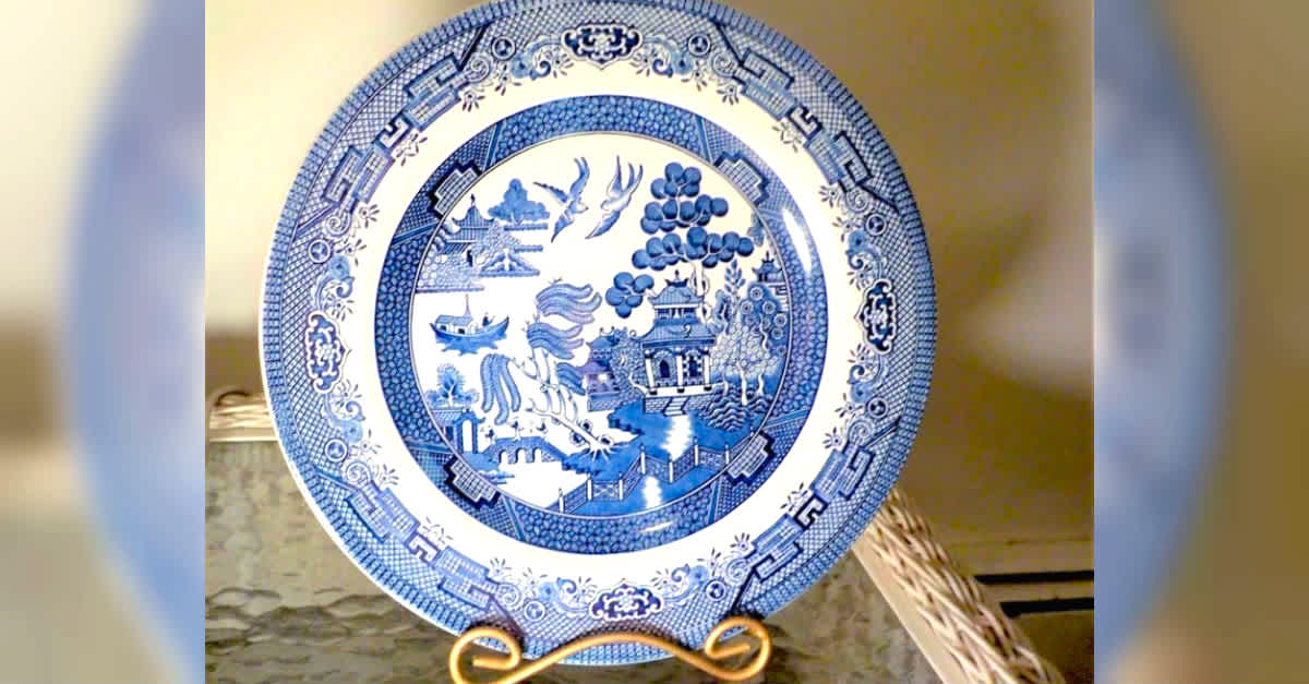 Here are 10 interesting facts about classic Blue Willow China that