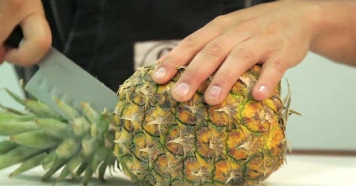 He Slices Into A Pineapple Into 4 Pieces. But The Final Result? AWESOME