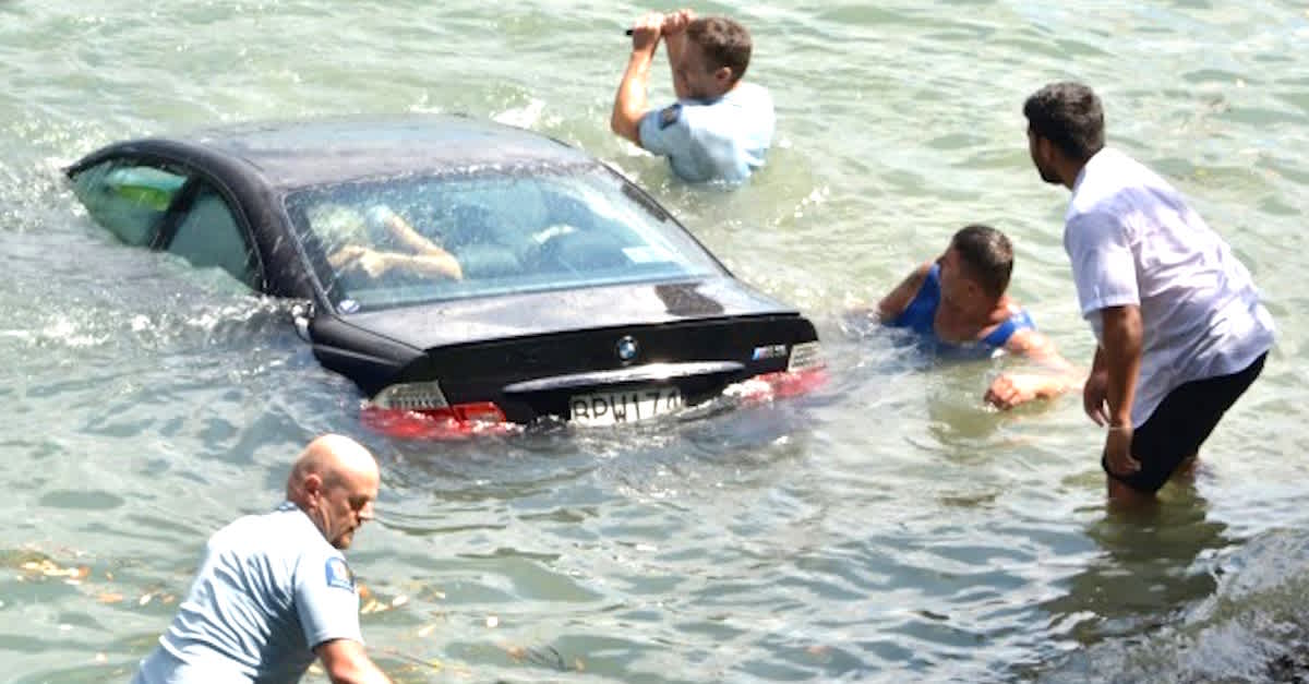 Какой машины падают. Утопленная машина. Машина тонет. Падение автомобиля в воду. Машина упала в воду.