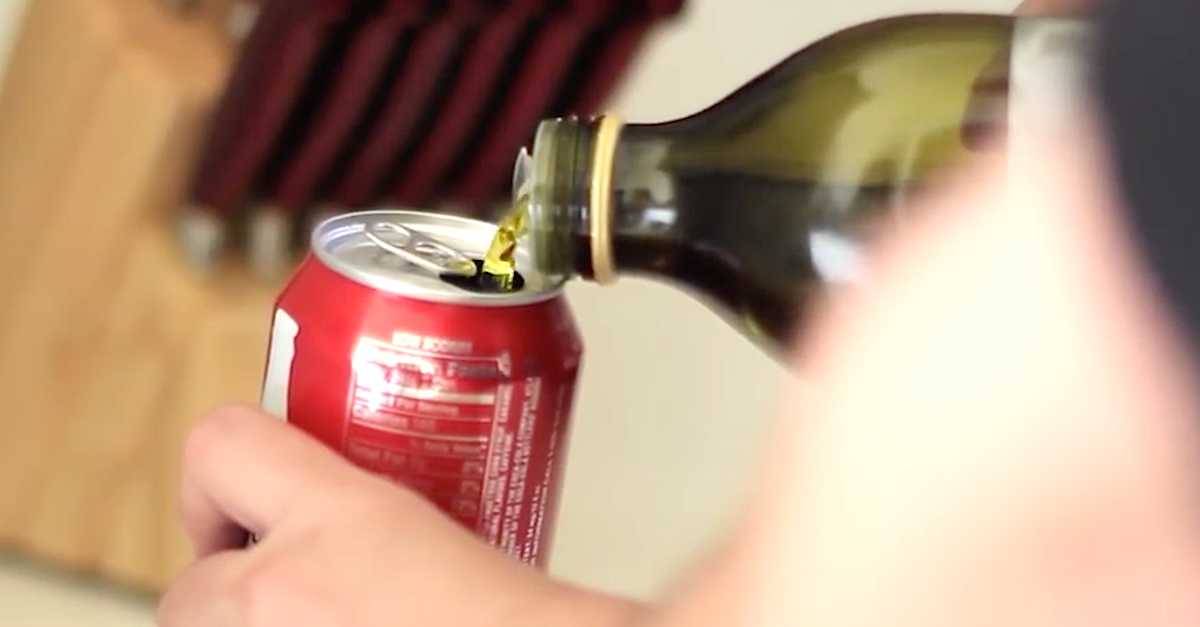 He Pours Olive Oil Into A Coke Can. The Reason? EVERYONE Should Know ...
