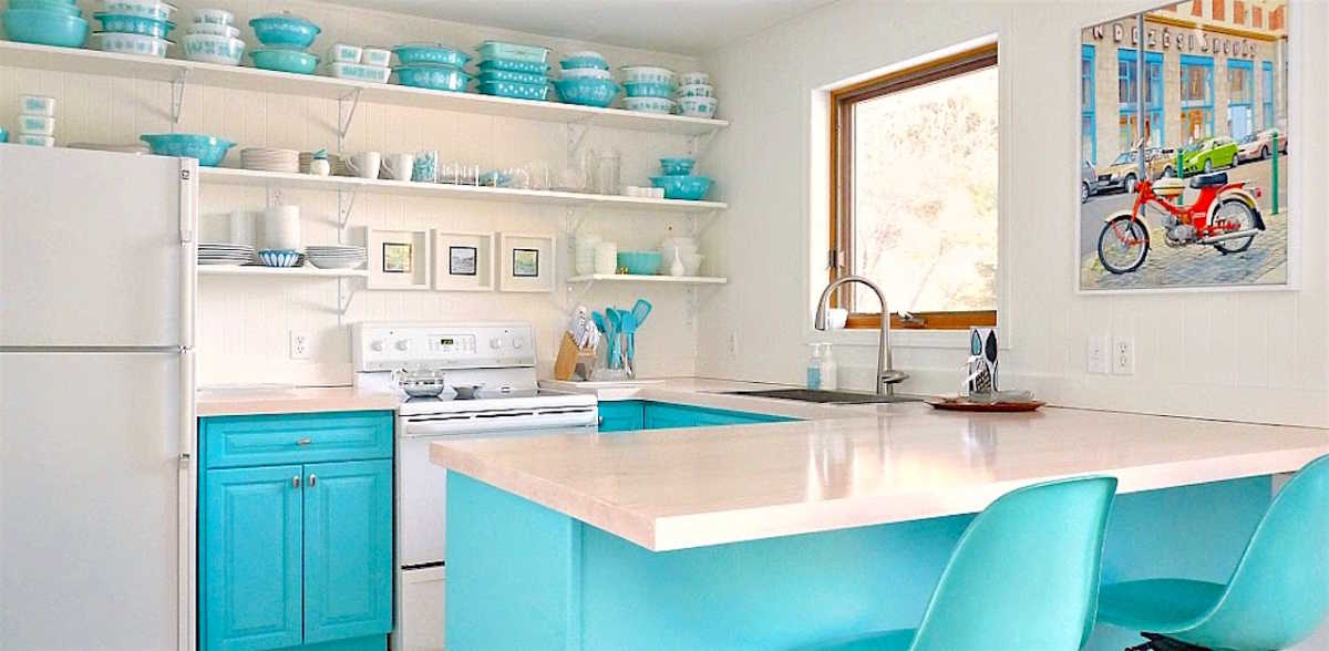Chronically Vintage: Delightfully pretty 1950s turquoise kitchen