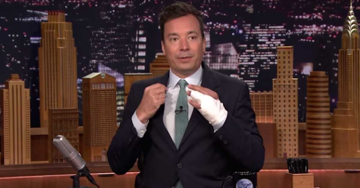 Jimmy Fallon Almost Lost His Finger And It Can Happen To Anyone Who Wears A Wedding Ring Whoa Littlethings Com Jimmy Fallon Almost Lost His Finger And It Can Happen To Anyone Who Wears A Wedding Ring Whoa Littlethings Com