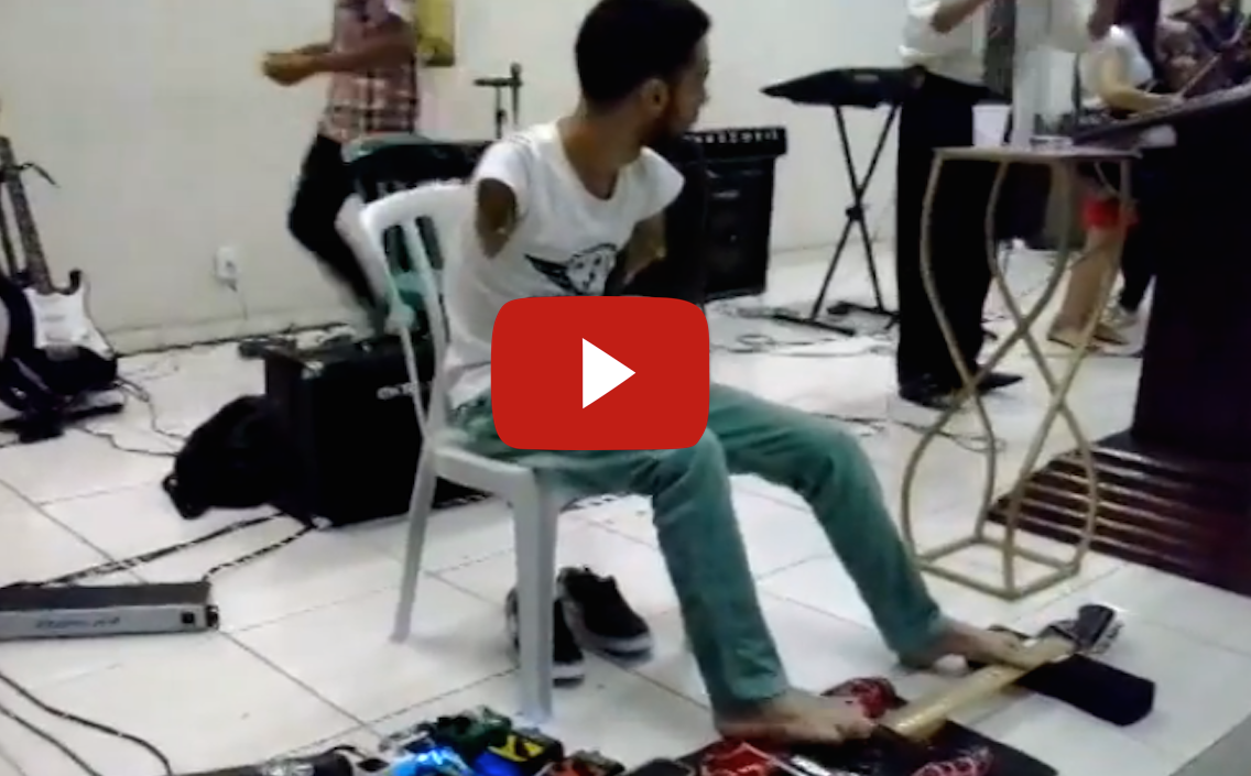 Guitar Player With No Arms Rocks Out In Church The Guitar Solo At 345 Will Blow Your Mind