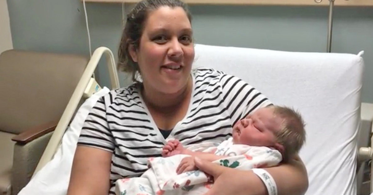 Mom Gives Birth To Huge 13Pound Baby Naturally(01)