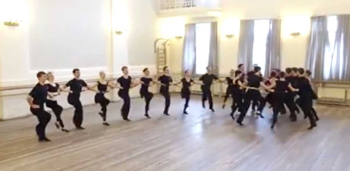 3 Dancers Balance On The Tips Of Their Toes But Watch The One In The Middle Mesmerizing Littlethings Com