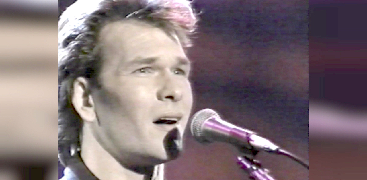 Patrick Swayze Stuns The Crowd When He Sings This When I Heard His Voice I M Speechless Littlethings Com