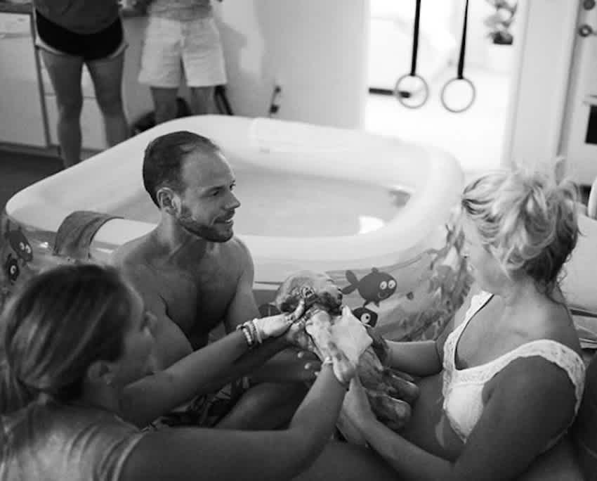 dad helps daughter during birth dad helps daughter during birth