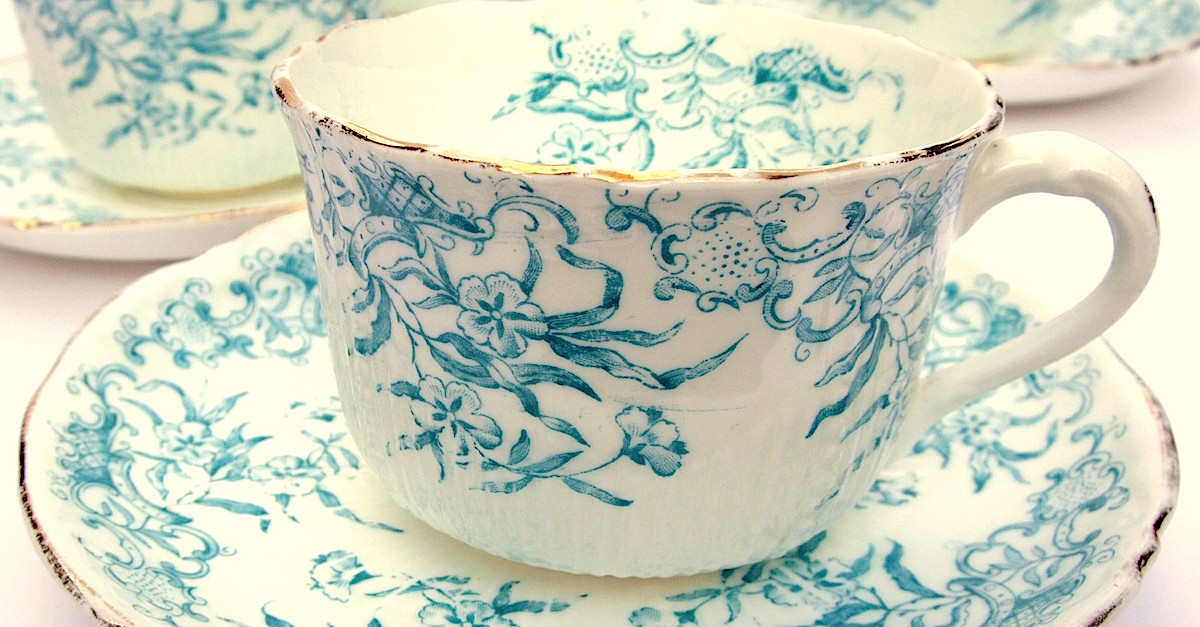 She Repurposes Her Old Tea Cups Into A BrandNew Mailbox — This Is