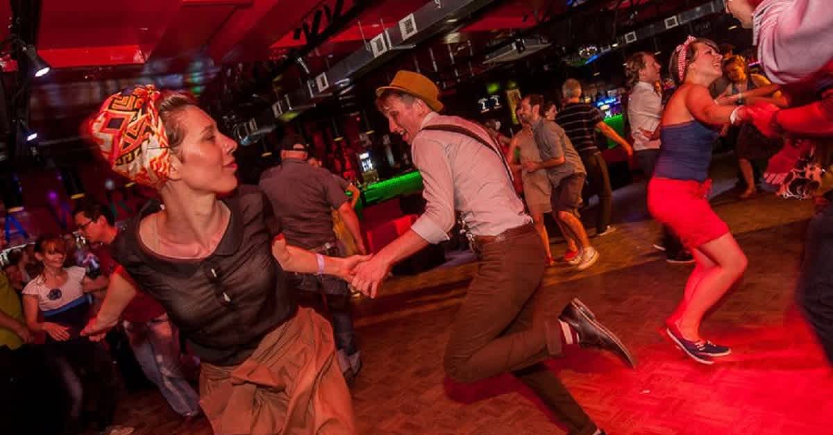 He Flips His Dance Partner Upside Down And Throws Her Into The Air Then Unbelievable Littlethings Com<script async src=