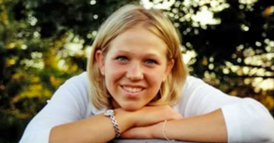 Daughter Is Bedridden After Car Crash. When She Yawns, Mom Notices The ...