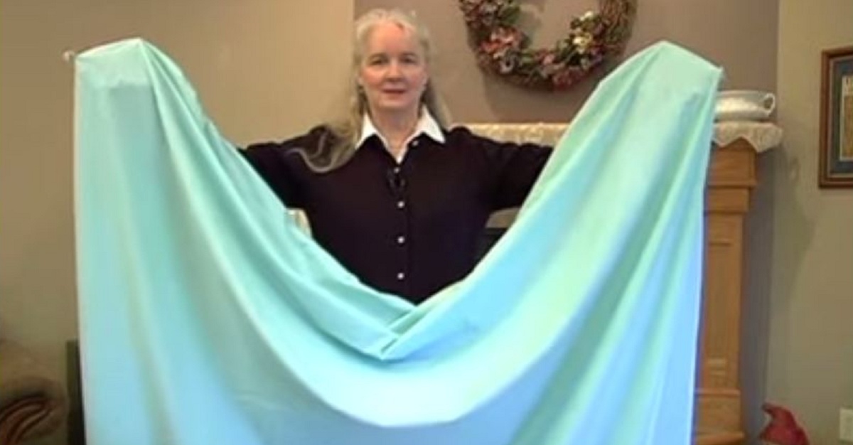 How To Fold A Fitted Sheet In Seconds! How Did I Not Know This