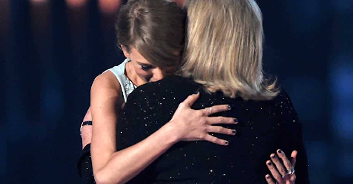 Taylor Swift Comforts Fan Whose Mom Died What She Says Im Bawling