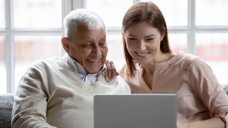 Seniorin benutzt mit Begeisterung ihr Senioren Laptop