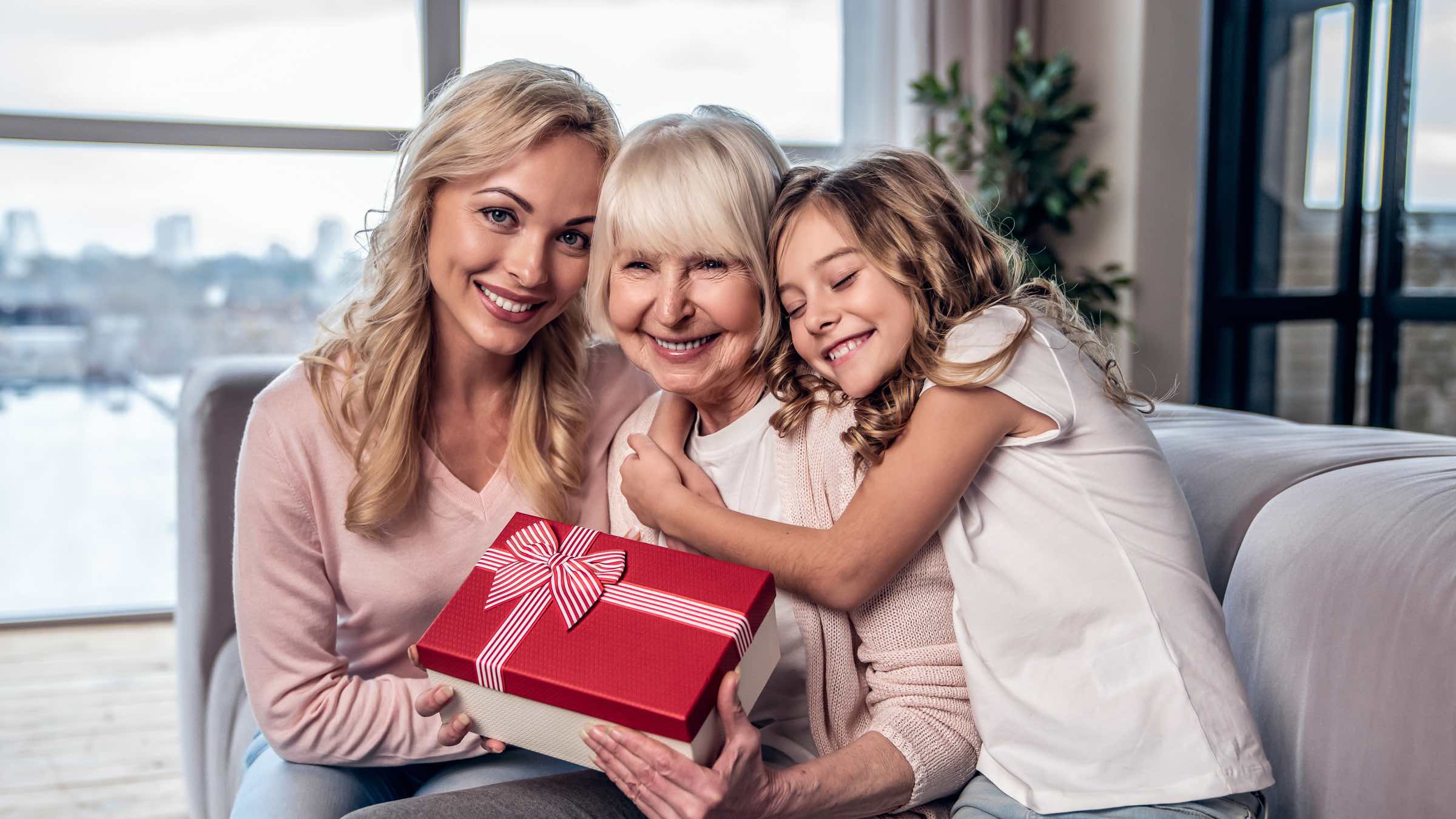 Tochter und Enkelin geben der Mutter das Geschenk