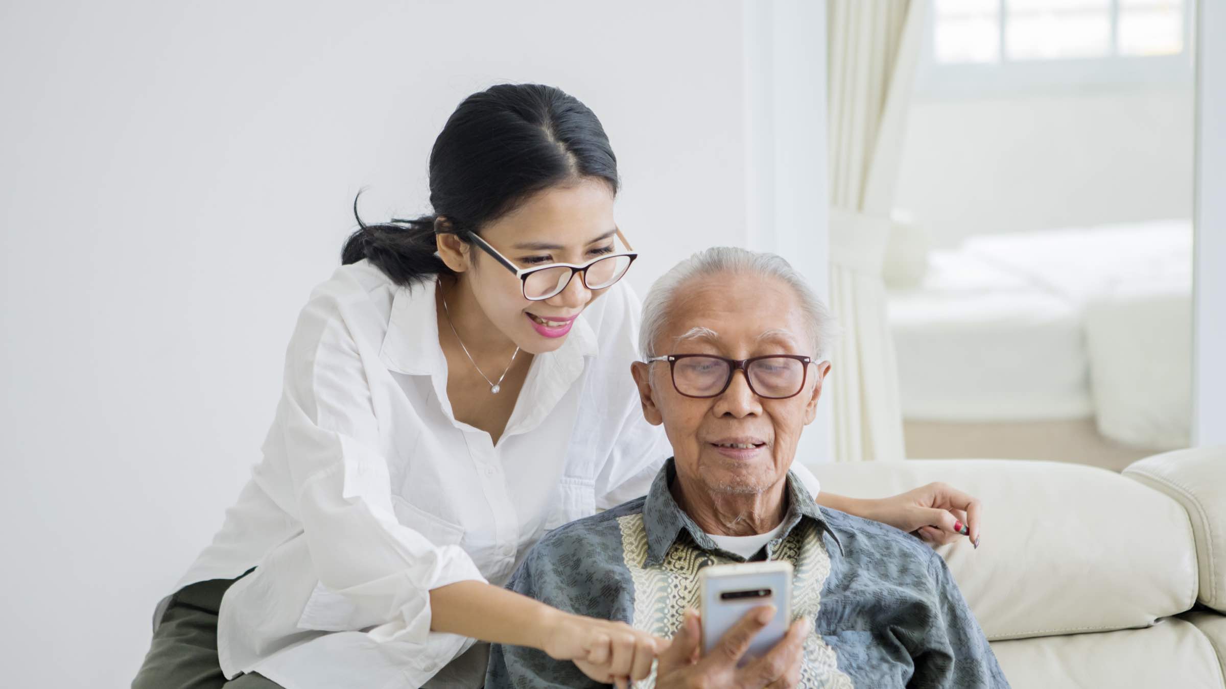 Smartphone Erklärung für Senioren von Enkelin