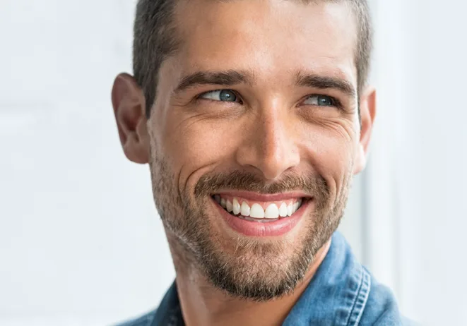 Lächelnder Mann mit schönen Zähnen