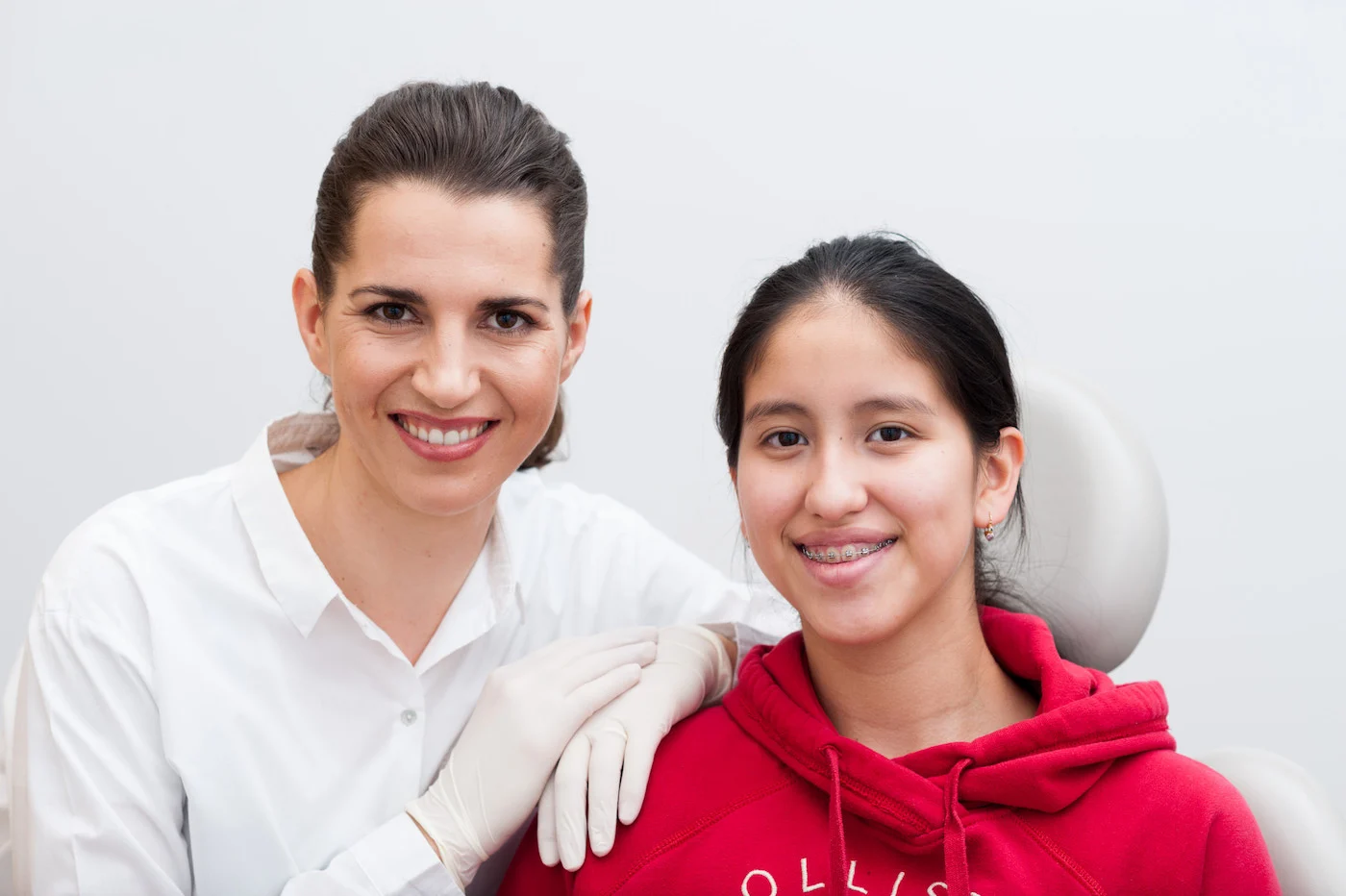 Dr. Elisatbeth Pittschieler mit jugendlicher Zahnspangen Patientin