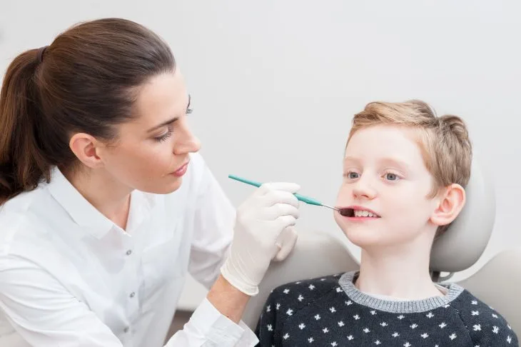 Kind bei Zahnuntersuchung bei KOP Wien