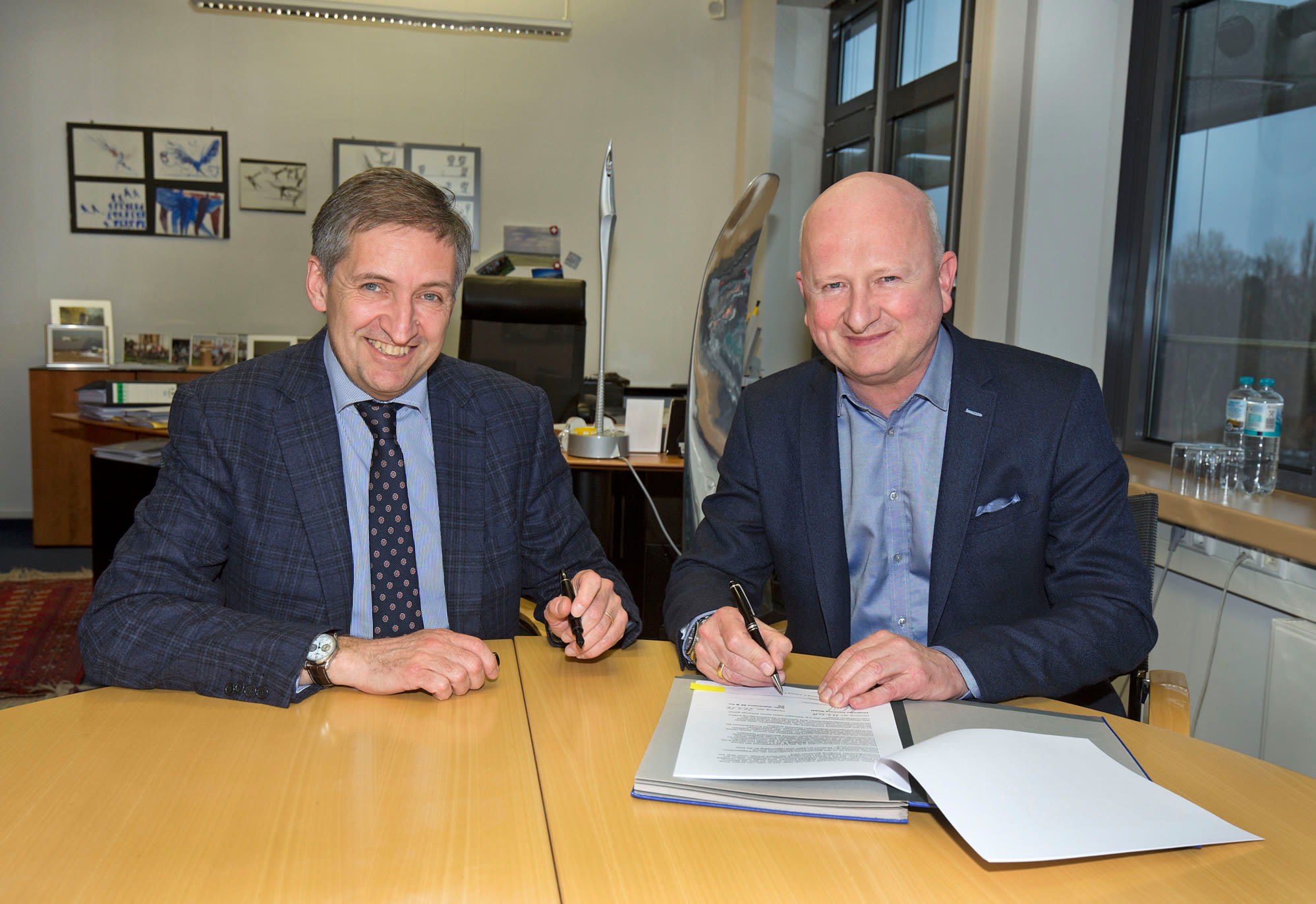 PRESS Hamburg-contract.jpg