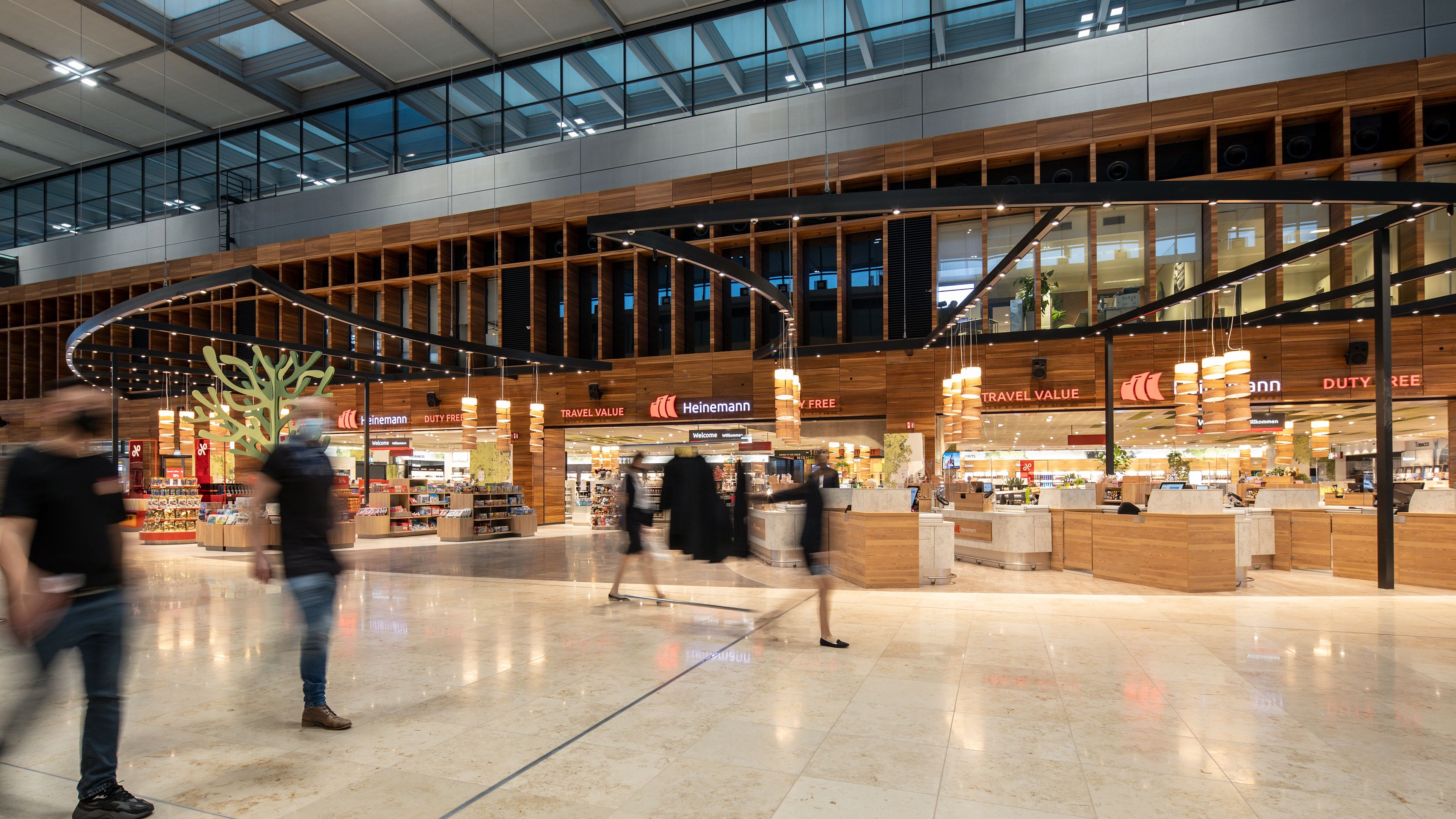 Die Ladenfront des Shops am Flughafen Berlin-Brandenburg wird dargestellt.