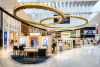Der Heinemann Shop am Flughafen Sydney wird mit seiner modernen Innenarchitektur gezeigt. 