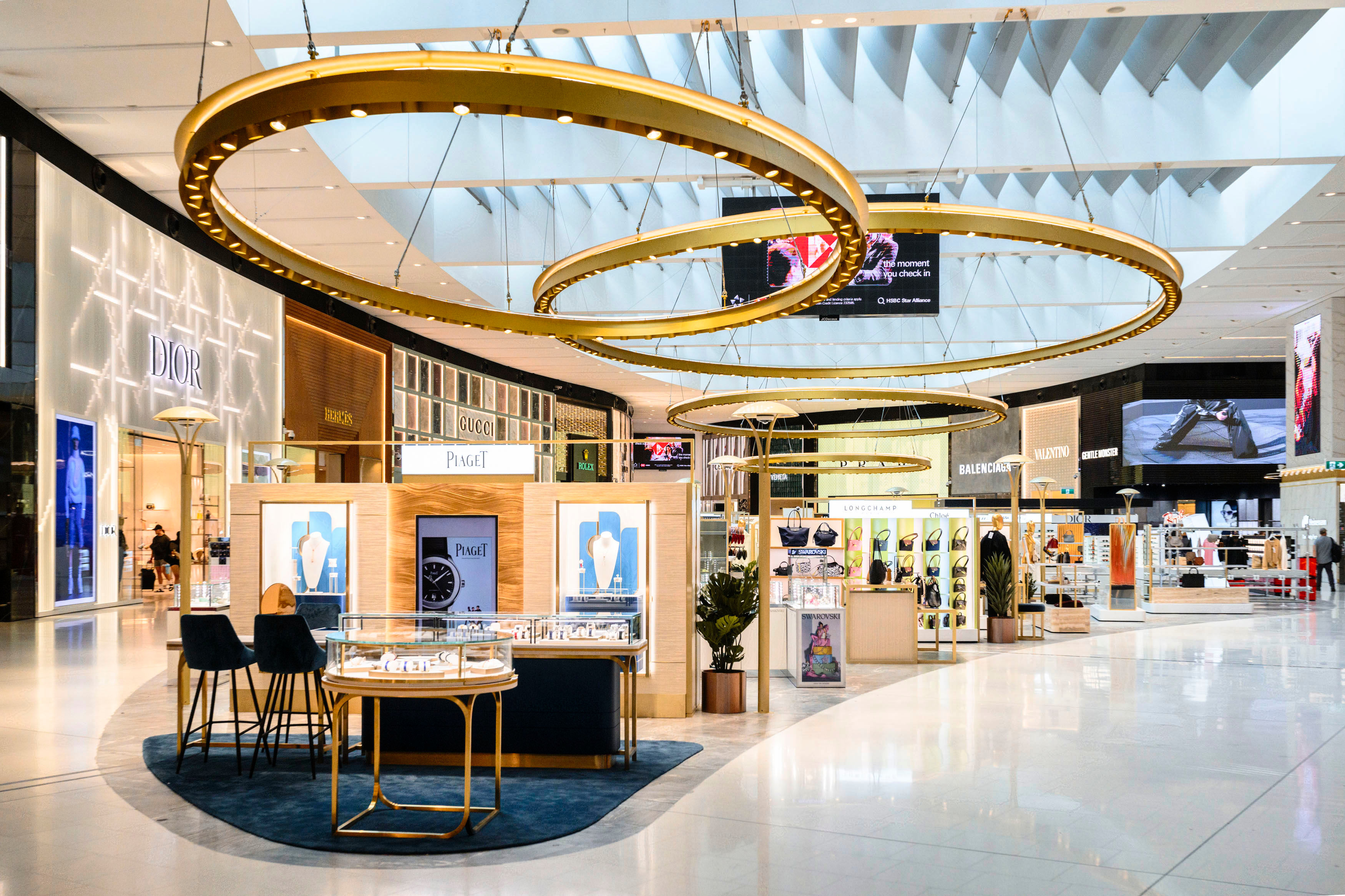 Der Heinemann Shop am Flughafen Sydney wird mit seiner modernen Innenarchitektur gezeigt. 
