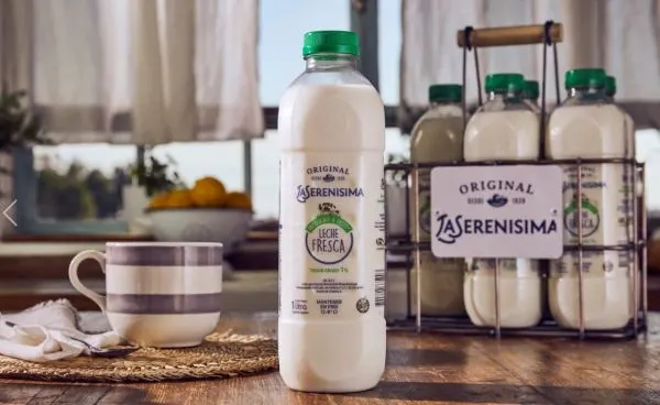 Leche fresca en las primeras botellas recicladas/PET posconsumo en Argentina