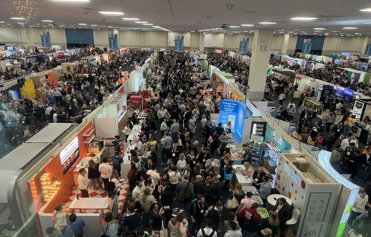 crowd gather expo (2)