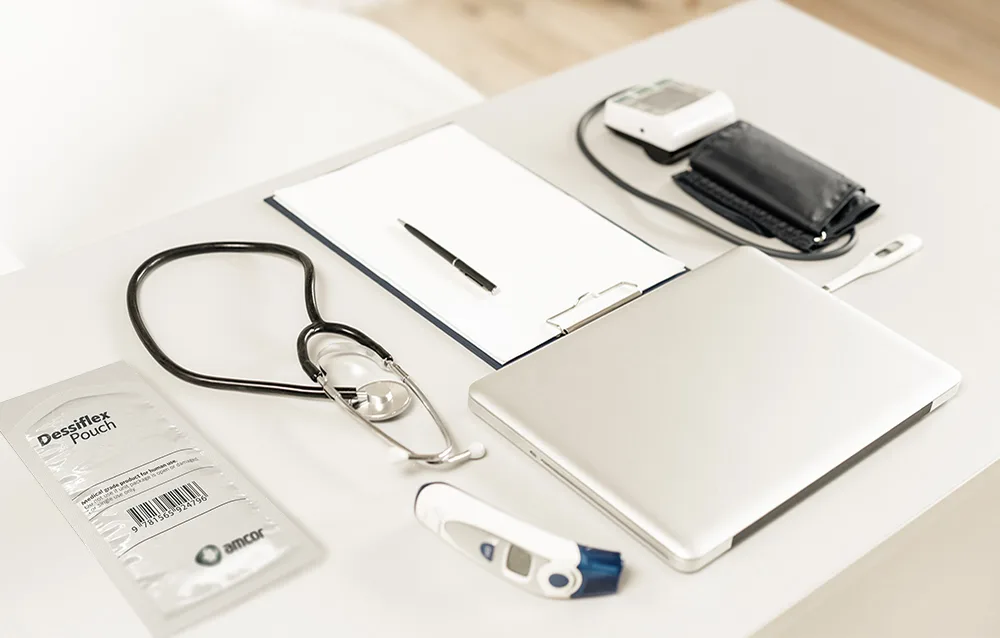 dessiflexPouchWithStetoscopeAndLaptop_Article
