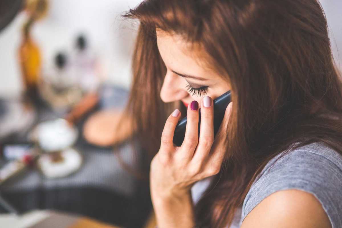 closeup-portrait-of-young-lady-talking-on-mobile-phone-6386 - 