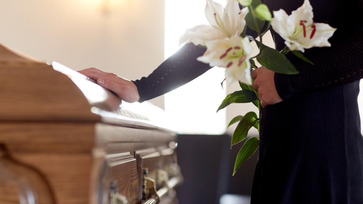 Pay for a Funeral With Life Insurance