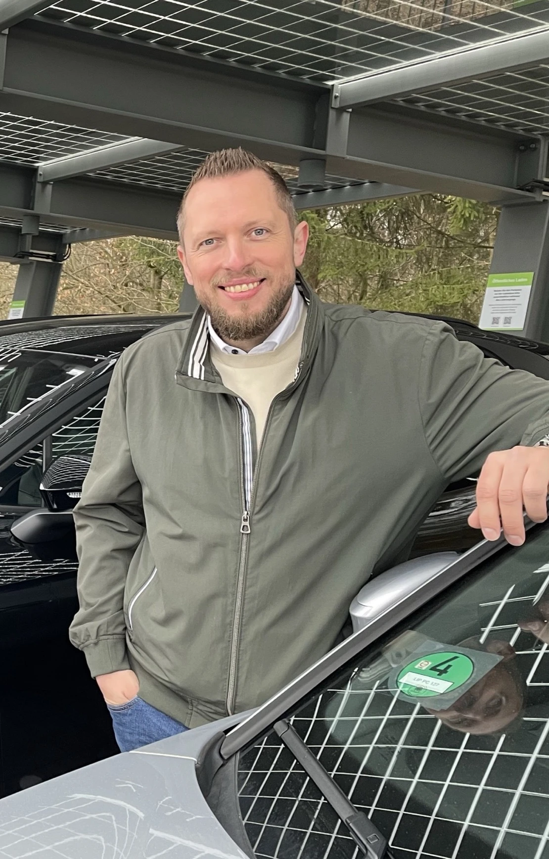 Christian Fiege steht vor einer Ladesäule im AES Park von Phoenix Contact in Blomberg