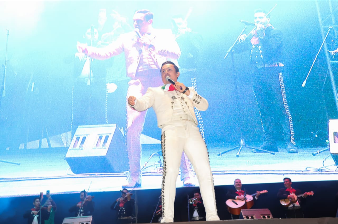 Featured image of post Adrián Bedolla "El Jilguero" enciende el FIFA Fan Festival 2026 y pone a cantar al Monumento a la Revolución