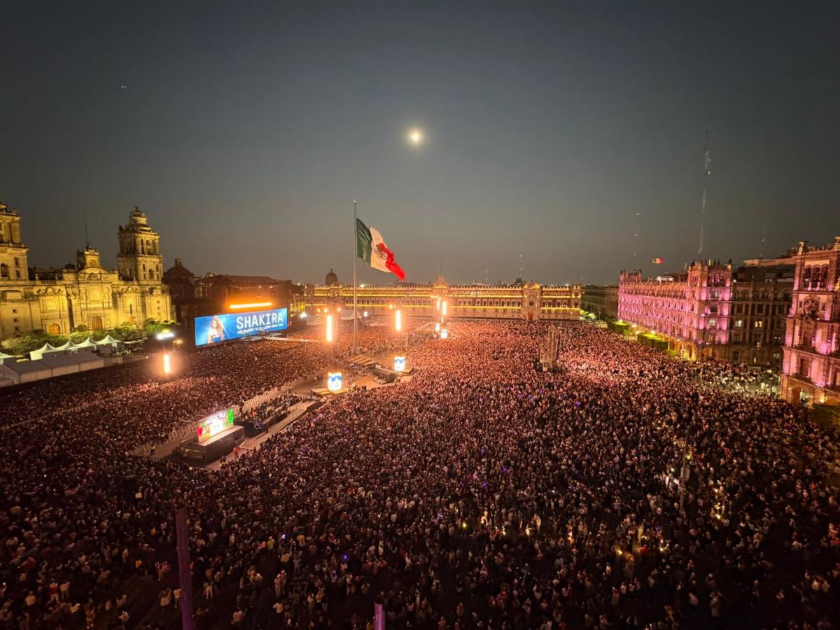 Featured image of post Shakira rompe récord de asistencia al cantar ante más de 400 mil fans en el zócalo de la CDMX