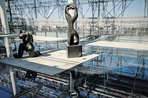Pompidou balcony statues (3:2)